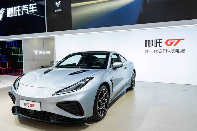 惠州83哪吒汽车在智能汽车领域的表现，领途汽车在新能源汽车市场中的影响力